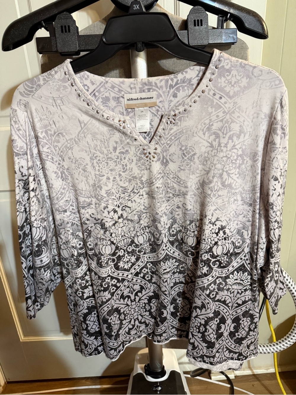 Alfred Dunner Women's Gray Patterned V-Neck Top 3x